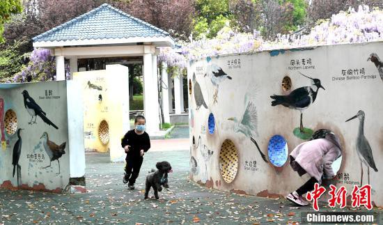 黄岡遺愛湖公園で遊ぶ子供たち（撮影・安源）。