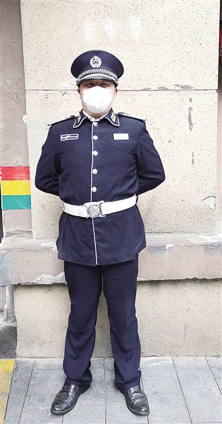 经济学本科生小区里当保安 隔着口罩仍能认出上千业主