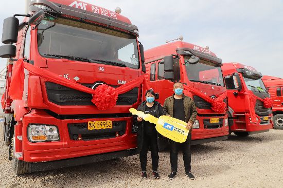 卡车司机祁爱明夫妇在自己的新车前合影留念.JPG