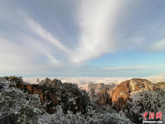 安徽黄山雪后见晴 碧空之下宛如银雕玉砌