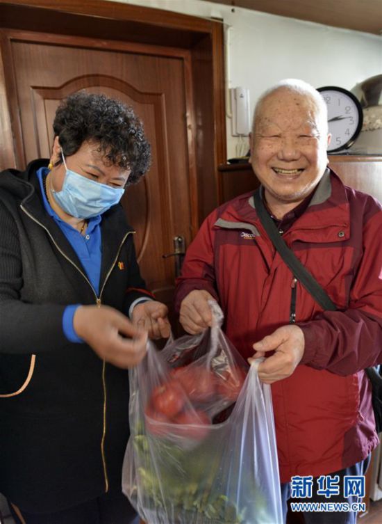 (聚焦疫情防控)(4)北京:党员志愿者服务社区居民