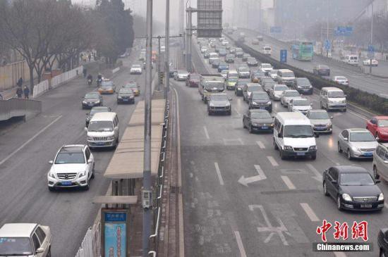 资料图：公路上的机动车。 中新网记者 金硕 摄