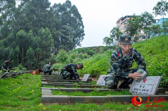 4月3日，武警廣西總隊機動支隊軍犬班的馴導員們在打掃軍犬墓園。