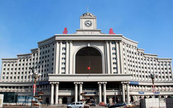 吉林长春火车站降半旗向新冠肺炎疫情牺牲烈士和逝世同胞默哀.