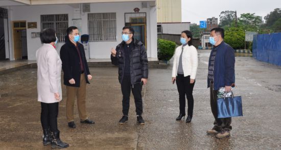 4月6日,梧州市龙圩区区长廖毅斌深入各校检查开学准备工作.