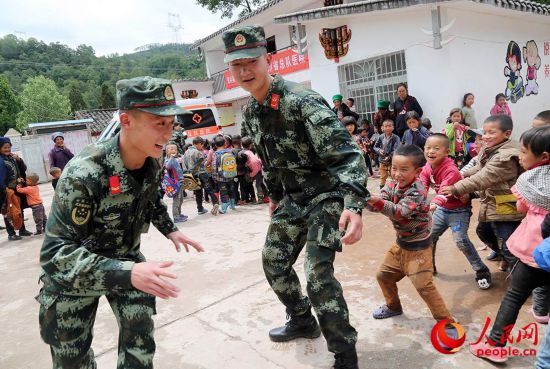 官兵與孩子們一起做游戲。