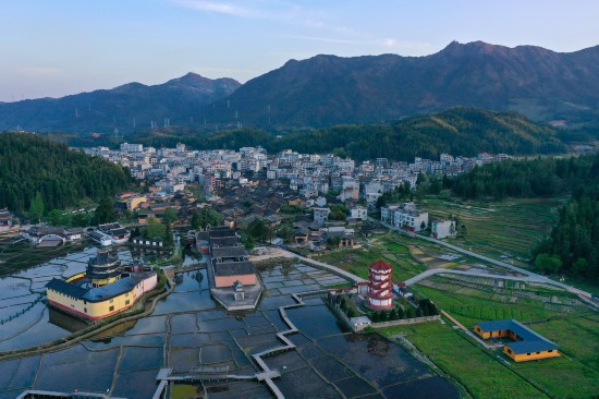 4月17日拍摄的福建省周宁县浦源镇传统村落浦源村(无人机照片)。新华社记者 姜克红 摄