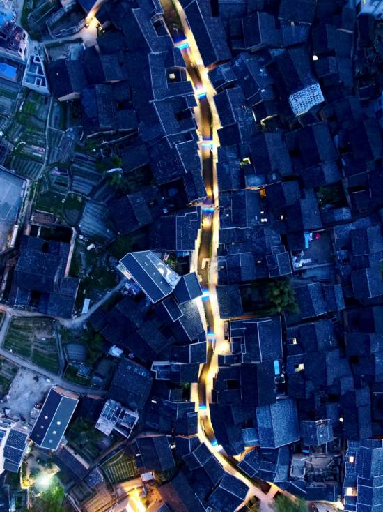 4月17日拍摄的福建省周宁县浦源镇浦源村鲤鱼溪两岸的传统民居(无人机照片)。新华社记者 姜克红 摄