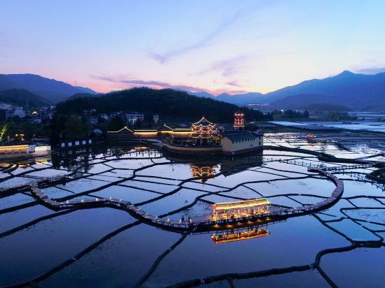 4月17日拍摄的福建省周宁县浦源镇传统村落浦源村一景(无人机照片)。新华社记者 姜克红 摄