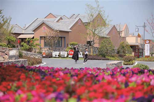 睢宁县鲤鱼山庄以黄河故道的古民居风貌为原型,打造乡愁民居示范点.