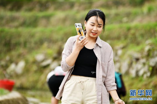 （脫貧攻堅·圖片故事）（2）月亮山女孩與她的“網格扶貧”