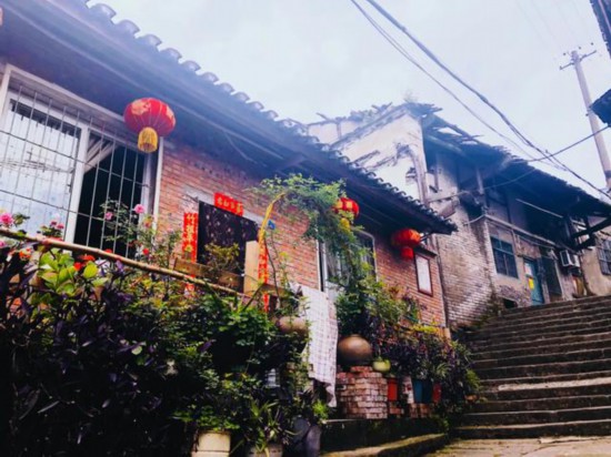 搭上綠皮火車去旅行！重慶小眾冷門老街，號稱另一個“磁器口”！