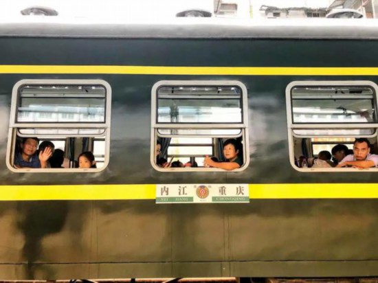 搭上綠皮火車去旅行！重慶小眾冷門老街，號稱另一個“磁器口”！