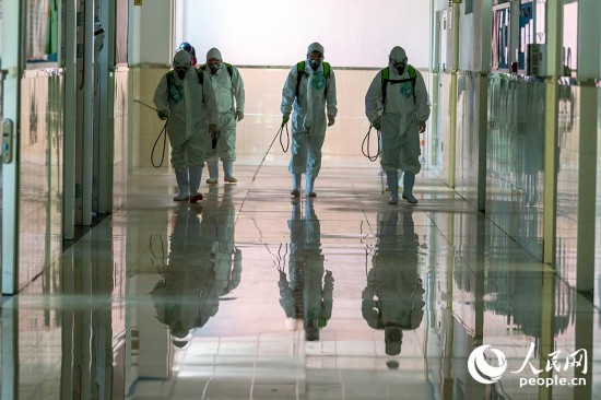 4��24�գ�����������Ա������������ø�Ƽ����Խ�ѧ¥���Ƚ���������ࡣ������������ ������ �㣩