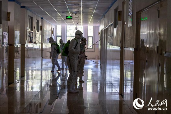 4��24�գ�����������Ա������������ø�Ƽ����Խ�ѧ¥���Ƚ���������ࡣ������������ ������ �㣩