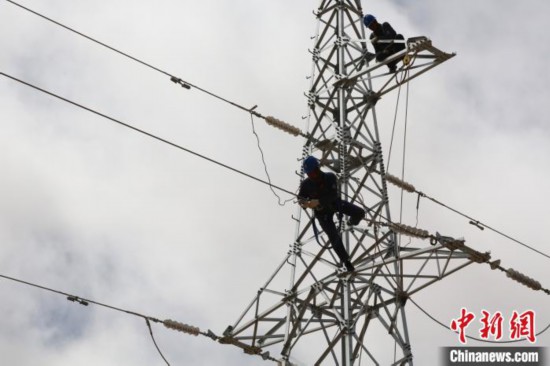 青藏線沿線地區實現不間斷供電