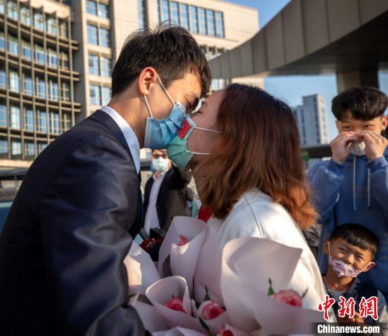 武漢から帰ってきた看護師に病院でサプライズプロポーズ 人民網日本語版 人民日報