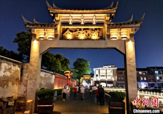 五一假期福建漳州古城游客有序參觀