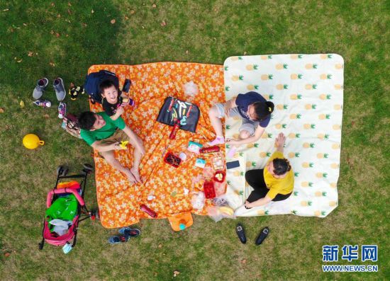（新华全媒头条·图文互动）（1）人气回暖 消费复苏 健康出行——加长版“五一”假期观察