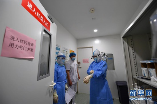 5月11日,在空港医院隔离病房,穿戴好防护服的医护人员准备进入"红区