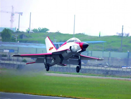 “海山鷹”飛機(jī)在貴州安順機(jī)場(chǎng)試飛成功
