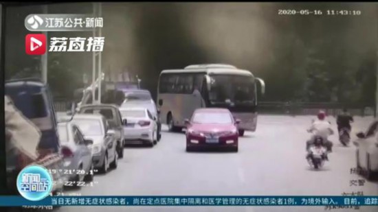 聰明反被聰明誤！貨車涉嫌超載途中偷倒垃圾 被警車行車記錄全拍下