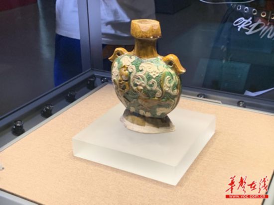 三彩驯兽纹扁壶,1996年洛阳杨文村唐墓出土.
