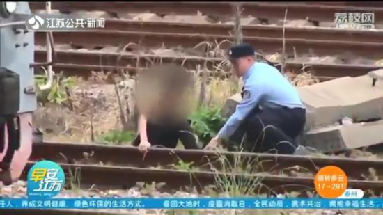 危險！南京一12歲男孩爬火車遭電擊 公安消防齊救援