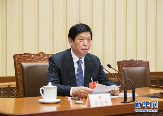 十三届全国人大三次会议主席团举行第一次会议 栗战书