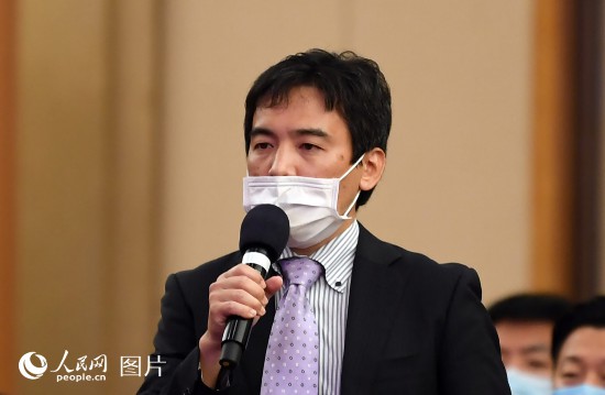 日本富士電視台記者提問。人民網記者 翁奇羽 攝