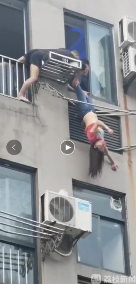江苏频道 社会    现场目击者事后回忆说,黄建波师傅冒着生命危险,在