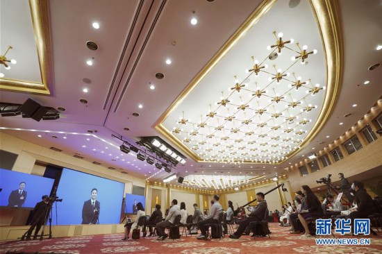 (两会·XHDW)(12)接受采访