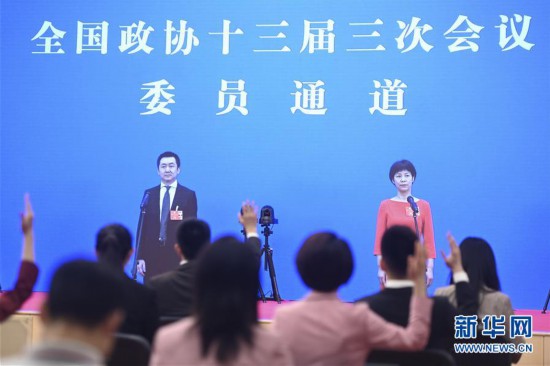 (两会)(1)接受采访