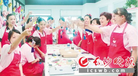 　　這樣的線下活動，既是黨建活動集中開展的時機，也是“家政女王”交流技藝的機會。