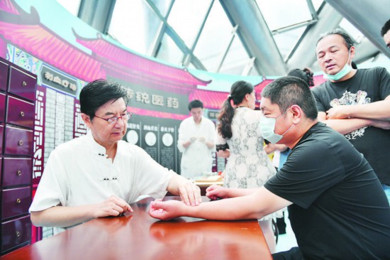 許氏脈診傳承人正為市民診脈