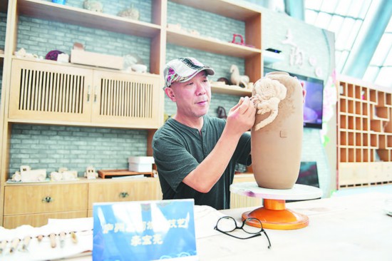 廬州土陶燒制技藝傳承人展示技藝