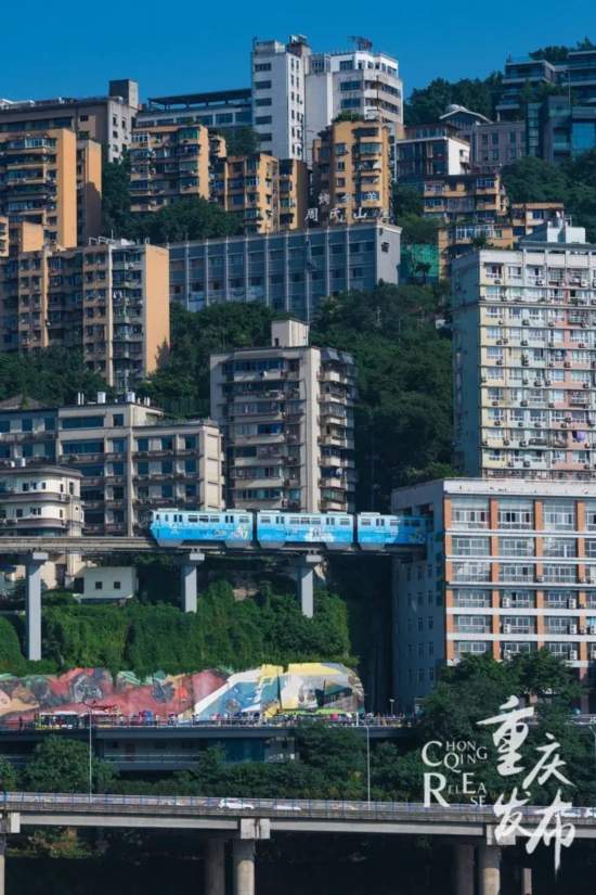 李子坝站轨道列车穿楼景观