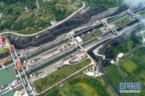 #（經濟）（3）三峽船閘累計運行17周年 過閘貨運量近15億噸