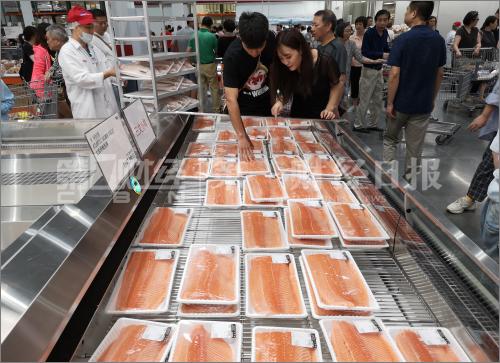 超市售賣的冰鮮三文魚。資料攝影/任玉明