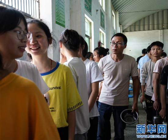 （圖片故事）（5）同桌爸爸 伴我“讀”行 