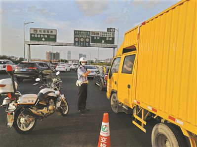 端午假期社区民警交警等一线值守人员坚守岗位为市民“保驾护航”