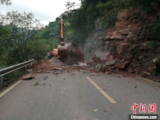 暴雨致湖南沅陵县国道塌方千人滞留 目前已恢复通行