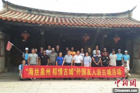 包粽、聽曲、賞戲外國友人體驗閩南端午民俗