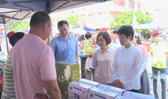 中國僑網瓊海市委書記何瓊妹在活動現場了解農場農產品種植、加工、銷售等情況。　羅穎　攝