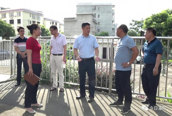 灌阳县县长卢嵩协调解决易地扶贫搬迁后续扶持和控辍