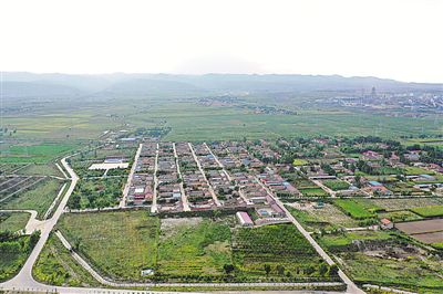 <p> 阡陌交错,屋舍俨然。</p></p>