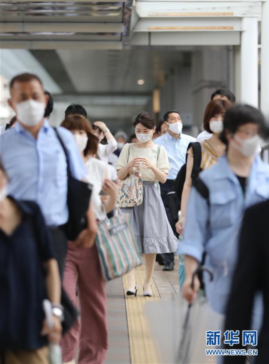 6月30日，在日本東京品川，人們下班后離開寫字樓走向車站。新華社記者 杜瀟逸 攝