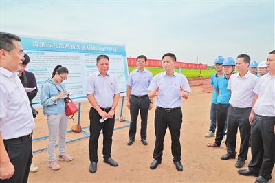 贵港市委书记李新元在九路两桥项目建设现场调研.