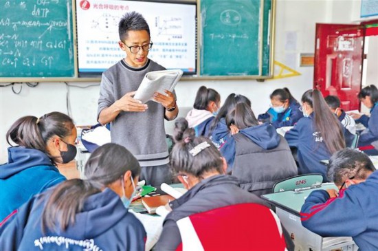 拉萨阿里高中教师次仁顿珠正在给高三学生上课.