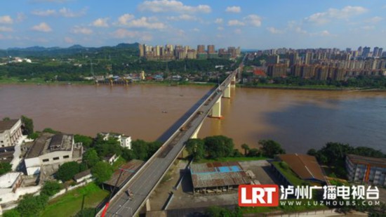 今(2)日,泸州长江大桥(又名长江四桥)正式开始封闭施工,行人和车辆均